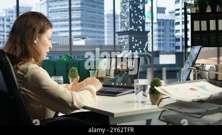 Un'imprenditrice di successo collabora con il suo team di esperti, concentrandosi sulla risoluzione dei problemi, sul processo decisionale e sul raggiungimento di obiettivi aziendali strategici. Determinazione e autorità. Telecamera A.. Foto Stock