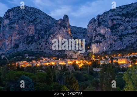 Punto panoramico del villaggio di Moustiers Saint Marie del V secolo al crepuscolo, regione della Provenza, sud della Francia Foto Stock