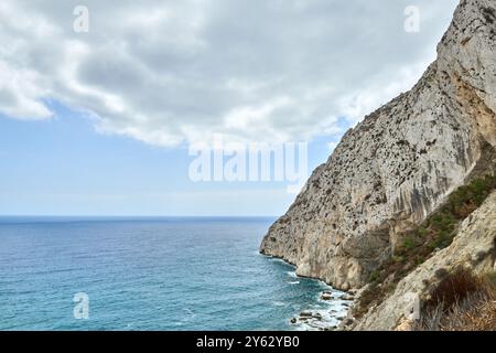 Pittoresco paesaggio marittimo che fonde il robusto litorale Tranquil Cove Gentle Surf Endless Blue Horizon Ultimate Nature Tourism Destination Foto Stock