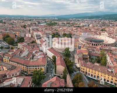 Veduta aerea di Verona, Italia, che mostra l'antico anfiteatro romano Arena di Verona e il paesaggio urbano circostante. Foto Stock