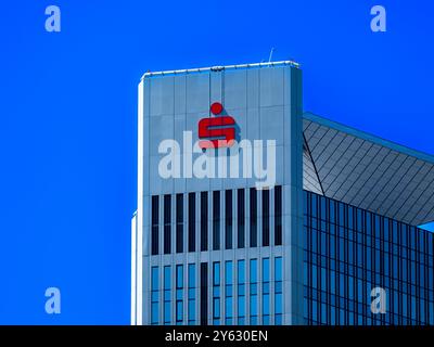 Sparkassen-Logo am Bürohochhaus Trianon im Frankfurter Bankenviertel, Sitz der DekaBank Frankfurt am Main Hessen Deutschland *** Logo delle casse di risparmio sulla torre degli uffici Trianon nel distretto bancario di Frankfurts, sede della DekaBank Frankfurt am Main Hesse Germania Foto Stock