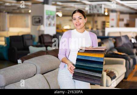 Ritratto di donna che presenta esempi di tappezzeria Foto Stock