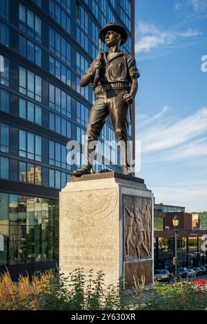 Yonkers, New York - Stati Uniti - 21 settembre 2024 il monumento alla guerra ispano-americana di Yonkers a Manor House Square presenta un soldato di bronzo in cima a un piedistallo di pietra con i Foto Stock