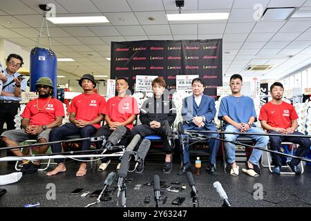 Yokohama, Kanagawa, Giappone. 4 settembre 2024. Andy Hiraoka, seconda a sinistra, campione dei pesi gallo WBO Yoshiki Takei, terza a sinistra, e indiscussa campionessa del mondo dei pesi gallo Naoya Inoue, centro, partecipa a una conferenza stampa con il presidente della palestra di pugilato Ohhashi Hideyuki Ohashi, terza a destra, allenatore di Hiraoka e padre Justice Codjoe, a sinistra, allenatore di Takei Akira Yaegashi, e allenatore di Inoue padre Shokawa, 4 settembre 2024. Crediti: Hiroaki finito Yamaguchi/AFLO/Alamy Live News Foto Stock