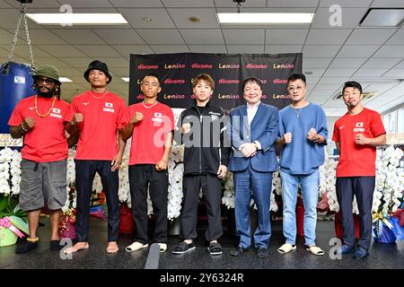 Yokohama, Kanagawa, Giappone. 4 settembre 2024. Andy Hiraoka, seconda a sinistra, campione dei pesi gallo WBO Yoshiki Takei, terza a sinistra, e indiscussa campionessa del mondo dei pesi super bantamweight Naoya Inoue, centro, posa con il presidente della palestra di pugilato Ohhashi Hideyuki Ohashi, terza a destra, allenatore di Hiraoka e padre Justice Codjoe, a sinistra, allenatore di Takei Akira Yaegashi, a destra, e allenatore di Inoue padre Shama Inoue, durante la conferenza stampa giapponese del 4 settembre 2024. Crediti: Hiroaki finito Yamaguchi/AFLO/Alamy Live News Foto Stock