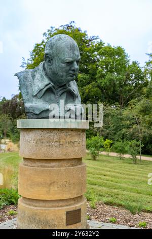 Woodstock Regno Unito - luglio 25 2024; Editorial-Statua della testa e delle spalle di Sir Winston Churchill in Grounds Blenheim Palace.1 Foto Stock