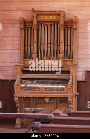 Organo nella chiesa di Bodie, California, la città fantasma meglio conservata degli Stati Uniti Foto Stock