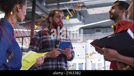 Immagine dell'analisi dei dati aziendali su team diversi che discutono in un ufficio moderno Foto Stock