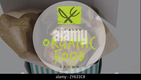 Cibo biologico locale coltivato sopra il pasto in un contenitore a strisce Foto Stock