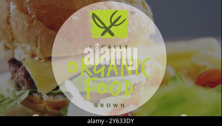 L'immagine del cibo biologico locale è cresciuta da un primo piano di hamburger e insalata Foto Stock