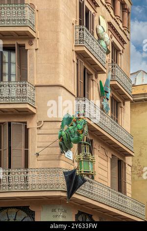 BARCELLONA, SPAGNA - 15 APRILE 2024: Dettaglio della Casa Bruno Cuadros o della Casa dell'ombrello, Pla de la Boqueria, la Rambla. In stile cinese, costruito nel 1800 Foto Stock