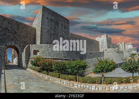 Dubrovnik, Croazia. Il ponte Revelin e le mura della città vecchia, fuori dalla porta Ploče. Costruito tra il XIII e il XVII secolo, si estende per 1, Foto Stock