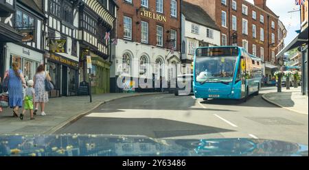 Shrewsbury Regno Unito; luglio 30 2024; Editorial- Vista del conducente attraverso il parabrezza della tipica città inglese. con l'autobus blu in avvicinamento. Foto Stock