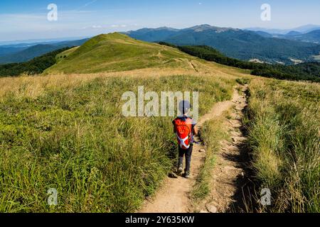 Escursionisti sul crinale della Polonina di Carynska, Parco Nazionale di Bieszczady, riserva UNESCO - riserva della Biosfera dei Carpazi orientali, Monti Carpazi, Polonia, Europa orientale. Foto Stock