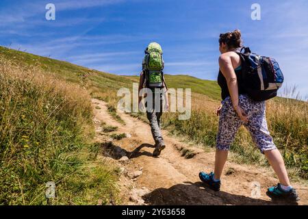 Escursionisti sul crinale della Polonina di Carynska, Parco Nazionale di Bieszczady, riserva UNESCO - riserva della Biosfera dei Carpazi orientali, Monti Carpazi, Polonia, Europa orientale. Foto Stock