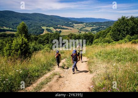 Escursionisti sul crinale della Polonina di Carynska, Parco Nazionale di Bieszczady, riserva UNESCO - riserva della Biosfera dei Carpazi orientali, Monti Carpazi, Polonia, Europa orientale. Foto Stock