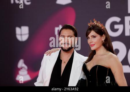 Siviglia, 16/11/2023. Latin Grammy 24. Premio Latin Grammy al Palazzo dei Congressi di Fibes. In The Image, Manuel Carrasco e sua moglie, Almudena Navalón. Foto: Raúl Doblado. Archsev. Crediti: Album / Archivo ABC / Raúl Doblado Foto Stock