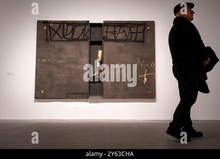 Madrid, 20/02/2024. Mostra di Antoni Tapies per il centenario della sua nascita al Museo Reina Sofía. «Dukkha». Foto: Ignacio Gil. ARCHDC. Crediti: Album / Archivo ABC / Ignacio Gil Foto Stock