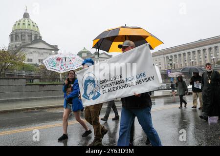 Harrisburg, Stati Uniti. 23 settembre 2024. La gente passa davanti al Campidoglio della Pennsylvania durante la quarta marcia annuale della Pennsylvania per la vita ad Harrisburg, Pa. Il 23 settembre 2024. (Foto di Paul Weaver/Sipa USA) credito: SIPA USA/Alamy Live News Foto Stock