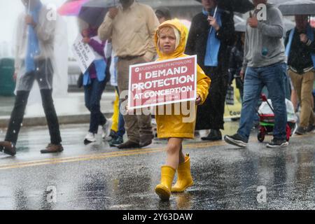 Harrisburg, Stati Uniti. 23 settembre 2024. Un bambino porta un segno anti-aborto nella quarta marcia annuale della Pennsylvania per la vita ad Harrisburg, Pa. Il 23 settembre 2024. (Foto di Paul Weaver/Sipa USA) credito: SIPA USA/Alamy Live News Foto Stock