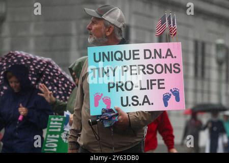 Harrisburg, Stati Uniti. 23 settembre 2024. Un uomo porta un segno anti-aborto nella quarta marcia annuale della Pennsylvania per la vita ad Harrisburg, Pa. Il 23 settembre 2024. (Foto di Paul Weaver/Sipa USA) credito: SIPA USA/Alamy Live News Foto Stock