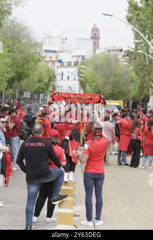 Siviglia, 06/04/2024. Atmosfera nel centro prima della finale della Copa de su Majestad el Rey allo stadio Cartuja tra il Real Mallorca e l'Athletic Club de Bilbao. Appassionati di Maiorca. Foto: Raúl Doblado. SEGN. ARCHSEV. Crediti: Album / Archivo ABC / Raúl Doblado Foto Stock