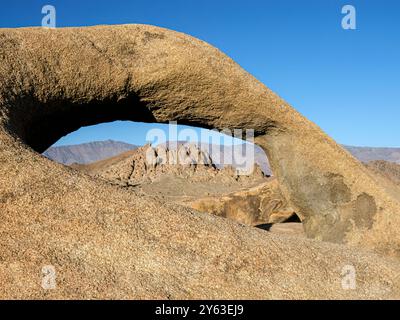 Un arco naturale nella Alabama Hills National Scenic area, nella Sierra Nevadas orientale, California, Stati Uniti. Foto Stock