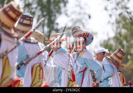Catturando l'intensità di una tradizionale Tbourida marocchina, nota anche come Fantasia, dove abili cavalieri galoppo in formazione e fucili da fuoco. Foto Stock