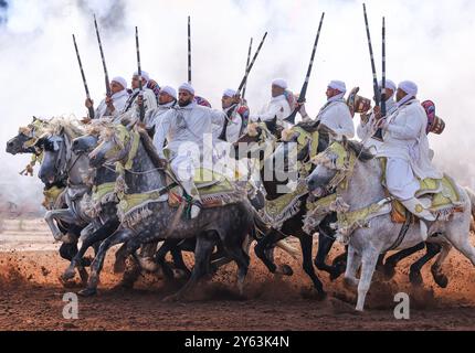 Catturando l'intensità di una tradizionale Tbourida marocchina, nota anche come Fantasia, dove abili cavalieri galoppo in formazione e fucili da fuoco. Foto Stock