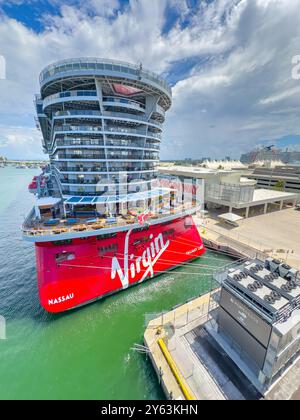 Miami, FL, Stati Uniti - 25 agosto 2024: Foto aerea della nave Virgin Valiant Lady a Port Miami Foto Stock