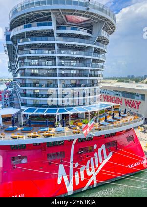 Miami, FL, Stati Uniti - 25 agosto 2024: Foto aerea della nave Virgin Valiant Lady a Port Miami Foto Stock