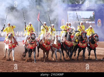 Catturando l'intensità di una tradizionale Tbourida marocchina, nota anche come Fantasia, dove abili cavalieri galoppo in formazione e fucili da fuoco. Foto Stock