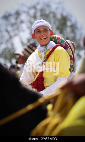 Catturando l'intensità di una tradizionale Tbourida marocchina, nota anche come Fantasia, dove abili cavalieri galoppo in formazione e fucili da fuoco. Foto Stock