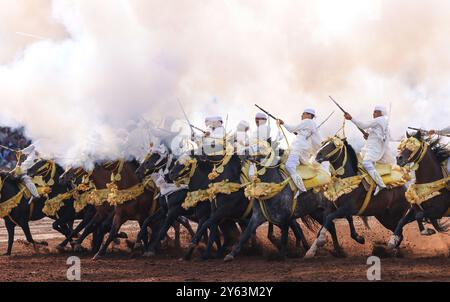 Catturando l'intensità di una tradizionale Tbourida marocchina, nota anche come Fantasia, dove abili cavalieri galoppo in formazione e fucili da fuoco. Foto Stock