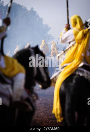 Catturando l'intensità di una tradizionale Tbourida marocchina, nota anche come Fantasia, dove abili cavalieri galoppo in formazione e fucili da fuoco. Foto Stock