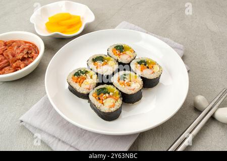 Gimbap laminato coreano, a base di riso, cetriolo, tonno, carote, salsiccia, bastoncino di granchio e avvolto con lavatrice di alghe. Foto Stock