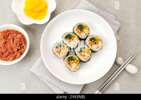 Gimbap laminato coreano, a base di riso, cetriolo, tonno, carote, salsiccia, bastoncino di granchio e avvolto con lavatrice di alghe. Foto Stock