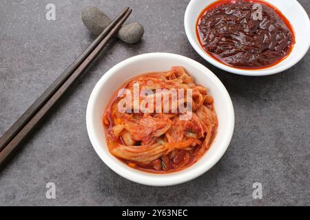 Kimchi o Kimci, un cibo tradizionale coreano, verdure fermentate sott'aceto con condimento piccante Foto Stock