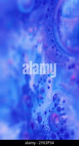 Schiuma di inchiostro. Consistenza della bolla. Sfondo artistico astratto con fusione di emulsione sfocata di colore blu viola e effetto goccia. Foto Stock