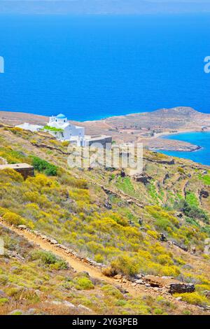 La chiesa di Panagia Skopiani si affaccia sulla baia di Platis Gialos, sull'isola di Serifos, sulle isole Cicladi, Grecia Foto Stock