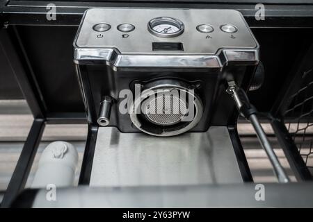 Dettagli primo piano vista dal basso della moderna e pulita macchina per caffè espresso in bianco e nero con spazio fotocopie Foto Stock
