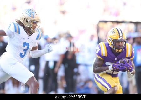 Baton Rouge, Stati Uniti. 21 settembre 2024. Il running back dei LSU Tigers Caden Durham (29) supera il defensive back degli UCLA Bruins Devin Kirkwood (3) in rotta verso un touchdown durante una partita di football al Tiger Stadium sabato 21 settembre 2024 a Baton Rouge, Louisiana. (Foto di Peter G. Forest/Sipa USA) credito: SIPA USA/Alamy Live News Foto Stock