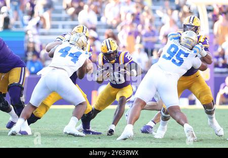 Baton Rouge, Stati Uniti. 21 settembre 2024. Il running back dei LSU Tigers Kaleb Jackson (28) si precipita tra il blocco dell'offensive lineman dei LSU Tigers Garrett Dellinger (72) e l'offensive tackle Will Campbell (66) sugli UCLA Bruins Devin Aupiu (44) e Sitiveni Havili Kaufusi (95) durante una partita di football al Tiger Stadium sabato 21 settembre 2024 a Baton Rouge, Louisiana. (Foto di Peter G. Forest/Sipa USA) credito: SIPA USA/Alamy Live News Foto Stock