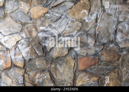 Vecchio muro di pietra scura fatto di blocchi massicci, texture foto di sfondo, vista frontale Foto Stock