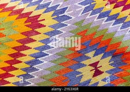 Tappeto di lana colorata orientale con tradizionale ornamento geometrico etnico. Primo piano sullo sfondo della foto Foto Stock