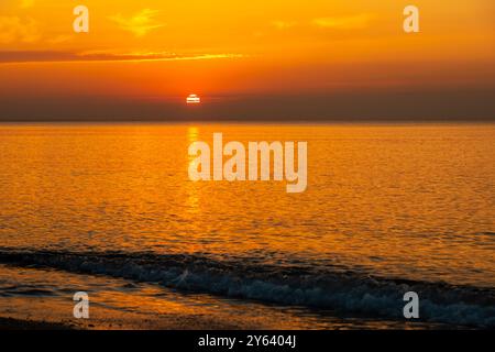 Vista della spiaggia sabbiosa del Mar Baltico sul Curonian Spit al tramonto. Villaggio di Lesnoy. Regione di Kaliningrad. Russia Foto Stock