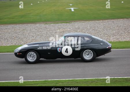 Una Jaguar e-TYPE FHC nera del 1962 al Goodwood Revival 2017 durante la gara Royal Automobile Club TT Celebration Foto Stock