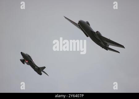 Una visuale ad angolo basso di un display ad aria di un Canberra PR9 XH134 elettrico inglese e di un Hawker Hunter al Goodwood Revival 2014 Foto Stock