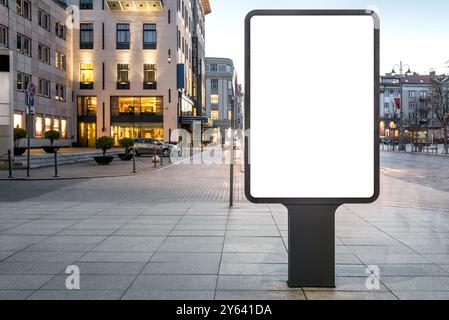 Mockup vuoto del poster verticale su strada sullo sfondo della città. Banner pubblicitario vuoto all'aperto di fronte al centro commerciale Luxury Mall Foto Stock