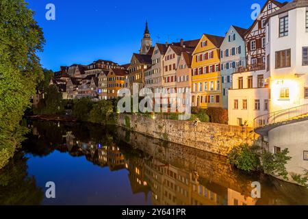 Ripresa notturna di edifici storici in legno sul lungofiume di Tübingen, Germania Foto Stock